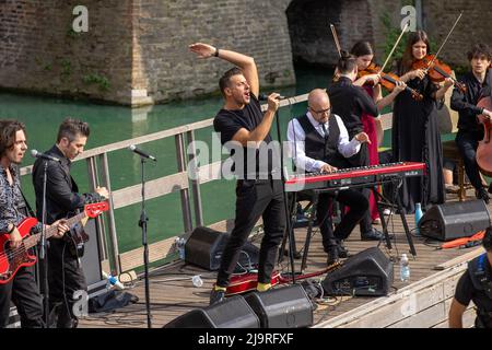 Ferrara, 24 maggio 2022. Il nuovo video musicale di Francesco Gabbani è stato realizzato nel fossato dell'antico castello estense a Ferrara, Italia. Credit: Filippo Rubin / Alamy Live News Foto Stock