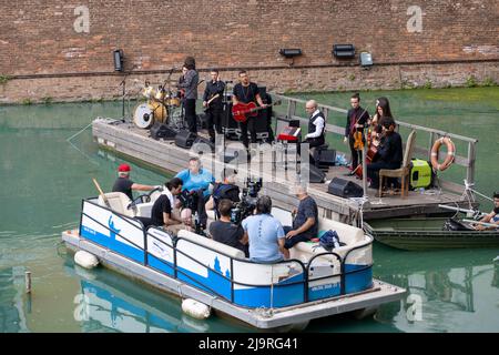 Ferrara, 24 maggio 2022. Il nuovo video musicale di Francesco Gabbani è stato realizzato nel fossato dell'antico castello estense a Ferrara, Italia. Credit: Filippo Rubin / Alamy Live News Foto Stock