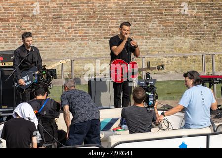 Ferrara, 24 maggio 2022. Il nuovo video musicale di Francesco Gabbani è stato realizzato nel fossato dell'antico castello estense a Ferrara, Italia. Credit: Filippo Rubin / Alamy Live News Foto Stock