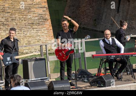 Ferrara, 24 maggio 2022. Il nuovo video musicale di Francesco Gabbani è stato realizzato nel fossato dell'antico castello estense a Ferrara, Italia. Credit: Filippo Rubin / Alamy Live News Foto Stock