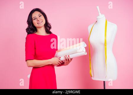 modello per cucire, macchina da cucire e manichetta in modello curvo rosa background.seamstress dello studio. su misura crea una collezione di abiti cuciti Foto Stock