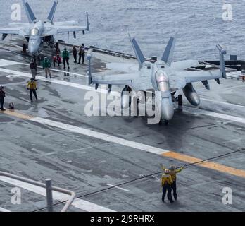 220523-N-JO823-1011 PACIFIC OCEAN (23 maggio 2022) i marinai dirigono un EA-18G Growler, attaccato agli Shadowhawks of Electronic Attack Squadron (VAQ) 141, preparando la partenza sul ponte di volo a bordo dell'unico vettore aereo della Marina statunitense, la USS Ronald Reagan (CVN 76). Ronald Reagan e Carrier Air Wing (CAG) 5 stanno conducendo qualifiche di carrier per certificare la nave e squadroni imbarcati sono pienamente in grado di eseguire operazioni di volo in mare. Ronald Reagan, l'ammiraglia del Carrier Strike Group 5, fornisce una forza pronta per i combattimenti che protegge e difende gli Stati Uniti, e il supo Foto Stock