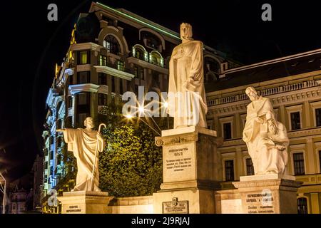 Statue,, Piazza Mikhaylovsky, Kiev, Ucraina. Olga fu regina nel 900 e primo Ruler russo ad accettare il cristianesimo. Foto Stock