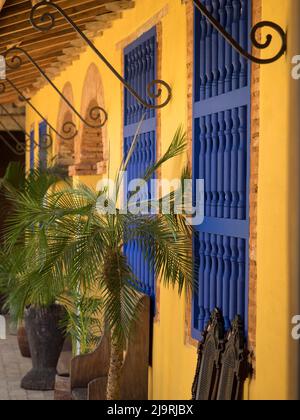 Cuba, Trinidad, patrimonio mondiale dell'UNESCO, persiane blu nel cortile di Casa Particular, casa coloniale in stile spagnolo. (PR) Foto Stock