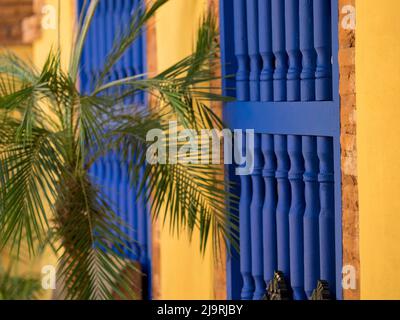 Cuba, Trinidad, patrimonio mondiale dell'UNESCO, persiane blu nel cortile di Casa Particular, casa coloniale in stile spagnolo. (PR) Foto Stock