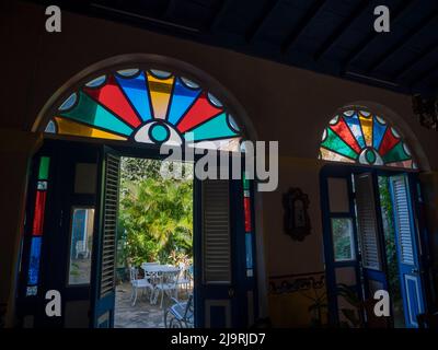 Cuba, Remedios, vetrate e cortile in particolare Casa, in stile coloniale spagnolo. 'Las Vitrales' si riferisce a vetrate sopra le porte in Foto Stock