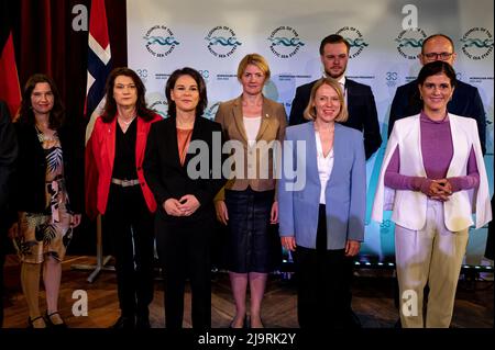 25 maggio 2022, Norvegia, Kristiansand: Johanna Sumuvuori, Segretario di Stato finlandese del ministero degli Affari esteri, Ann Linde, ministro degli Affari esteri svedese, Annalena Baerbock (Bündnis 90/Die Grünen), ministro degli Affari esteri, Eva-Maria Liimets, ministro degli Affari esteri estone, Anniken Huitfeldt, Il Ministro degli Affari Esteri norvegese, Gabrielius Landsbergis, Ministro degli Affari Esteri della Lituania, Marcin Przydacz, Sottosegretario di Stato del Ministero degli Affari Esteri polacco, Thordis Kolbrun Reykfjörd Gylfadottir, Ministro degli Affari Esteri islandese, si incontrano durante la riunione dei Ministri degli Esteri del Mar Baltico Foto Stock