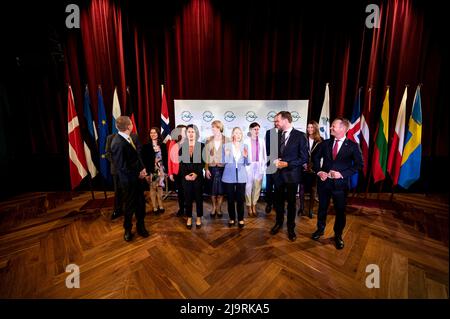 25 maggio 2022, Norvegia, Kristiansand: Grzegorz Marek Poznanski (l-r), Segretario Generale del Consiglio degli Stati del Mar Baltico, Edgars Rinkevics, Ministro degli Esteri lituano, Johanna Sumuvuori, Segretario di Stato finlandese del Ministero degli Affari Esteri, Ann Linde, Ministro degli Esteri svedese, Annalena Baerbock (Bündnis 90/Die Grünen), Ministro degli Esteri, Eva-Maria Liimets, Ministro degli Esteri estone, Anfeldt, Annikt Ministro degli Affari Esteri norvegese, Gabrielius Landsbergis, Ministro degli Affari Esteri della Lituania, Marcin Przydacz, Sottosegretario di Stato del Ministero degli Affari Esteri polacco, Thordi Foto Stock