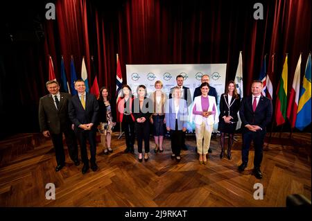 25 maggio 2022, Norvegia, Kristiansand: Grzegorz Marek Poznanski (l-r), Segretario Generale del Consiglio degli Stati del Mar Baltico, Edgars Rinkevics, Ministro degli Esteri lituano, Johanna Sumuvuori, Segretario di Stato finlandese del Ministero degli Affari Esteri, Ann Linde, Ministro degli Esteri svedese, Annalena Baerbock (Bündnis 90/Die Grünen), Ministro degli Esteri, Eva-Maria Liimets, Ministro degli Esteri estone, Anfeldt, Annikt Ministro degli Affari Esteri norvegese, Gabrielius Landsbergis, Ministro degli Affari Esteri della Lituania, Marcin Przydacz, Sottosegretario di Stato del Ministero degli Affari Esteri polacco, Thordi Foto Stock