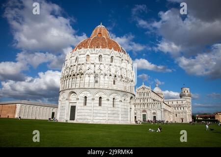 Italia, Toscana, Pisa. Colonne e statue in marmo decorano il Battistero del 12th secolo, il Duomo e la Torre Pendente di Pisa in Piazza dei Miracol Foto Stock