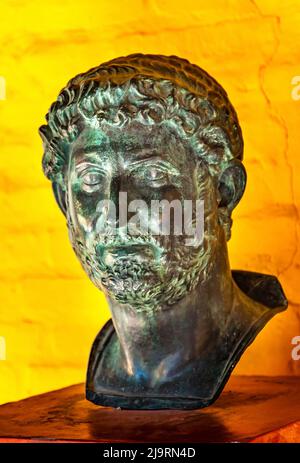 Antico busto imperatore Adriano fuori Siviglia, Andalusia, Spagna. Adriano era di Italica, primo insediamento romano in Spagna e fuori dall'Italia. Foto Stock