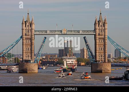 Tower Bridge Open e Pharos Ship. Londra, Inghilterra. Foto Stock
