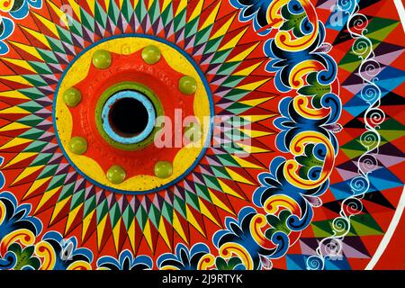 Ruota del carro dipinta di colore, Costa Rica Foto Stock