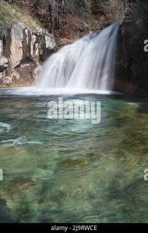 USA, Arizona, Fossil Creek. Cascate di Fossil Creek e piscina incontaminata. Foto Stock