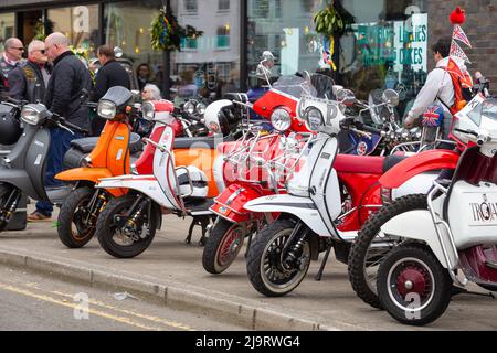 Fila di moto scooter Scomadi leggera nella corsa annuale della bicicletta del giorno di maggio, hastings, sussex orientale, regno unito Foto Stock