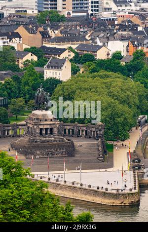 Vista su Coblenza, il fiume Mosel e Deutsches Eck. Dove si incontrano i fiumi Reno e Mosella. Foto Stock