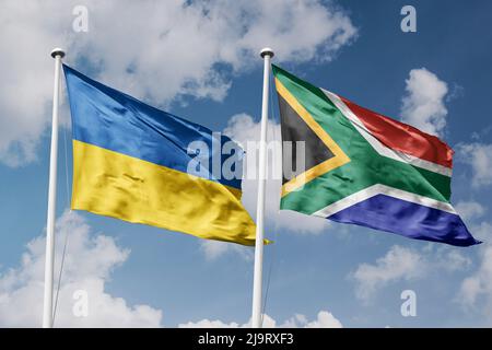 Ucraina e Sud Africa due bandiere su flagpoli e blu sfondo cielo nuvoloso Foto Stock