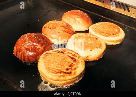 Hamburger o panini alla griglia. Foto Stock