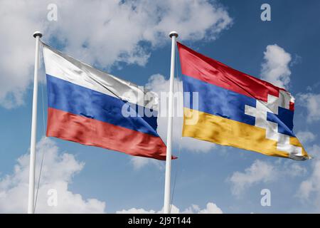 Russia e Artsakh due bandiere su flagpoli e sfondo blu cielo nuvoloso Foto Stock