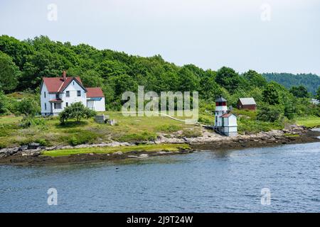 Situato sull'isola di Arrowsic nel Maine, il faro di Squirrel Point è uno dei quattro ausili di navigazione risalenti al 1895 lungo il fiume Kennebec, a 11 miglia Foto Stock