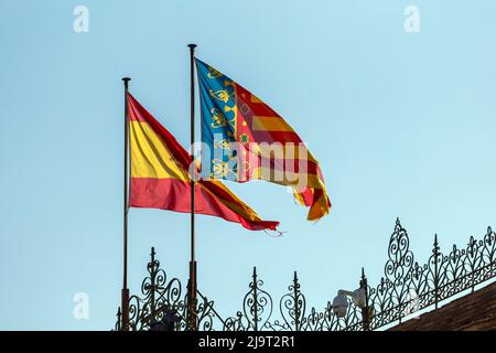 Valencia, Spagna - 05 06 2022: Bandiere spagnole e valenciane sulla Plaza de Toros de Valencia. Foto Stock