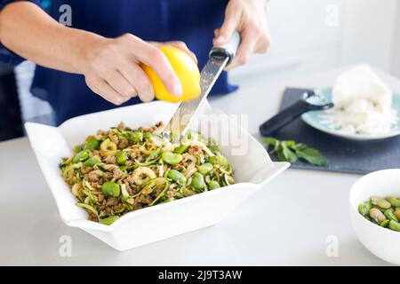 Asbury Park, New Jersey, Stati Uniti. Lo chef prepara l'insalata a casa. (SIG.) Foto Stock