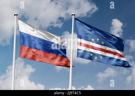 Russia e Capo Verde due bandiere su flagpoli e sfondo blu cielo nuvoloso Foto Stock