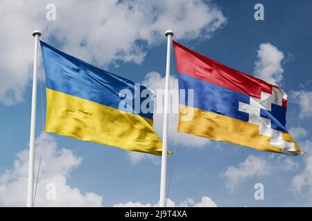 Ucraina e Artsakh due bandiere su flagpoli e sfondo blu cielo nuvoloso Foto Stock