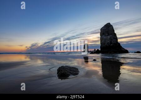 Haystack Rock Pinnacles a bassa marea a Cannon Beach, Oregon, Stati Uniti Foto Stock