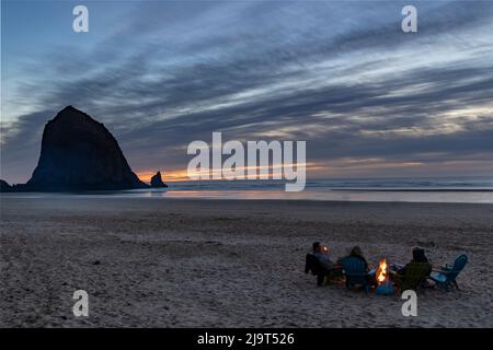 Falò a Cannon Beach con Haystack Rock a Cannon Beach, Oregon, USA Foto Stock