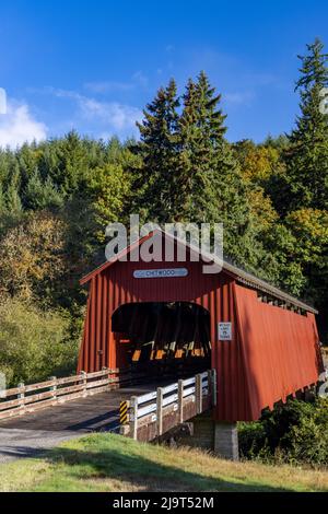 Ponte coperto di Chitwood sul fiume Yaquina nella contea di Lincoln, Oregon, USA Foto Stock