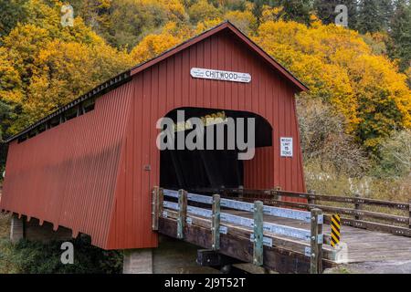 Chitwood Covered Bridge in autunno a Lincoln County, Oregon, USA Foto Stock