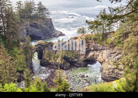 Punto di osservazione dei ponti naturali, Oregon, USA. Vista dei ponti naturali sulla costa dell'Oregon. Foto Stock