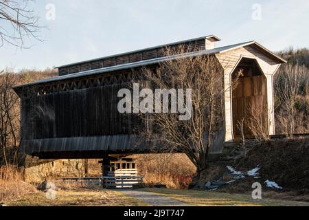 USA, Vermont, Wolcott sulla Rt. 15 tra Morrisville e Joe's Pond, ponte coperto RR sul fiume Lamoille Foto Stock