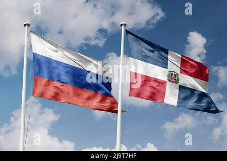 Russia e Repubblica Dominicana due bandiere su flagpoli e cielo blu nuvoloso sfondo Foto Stock