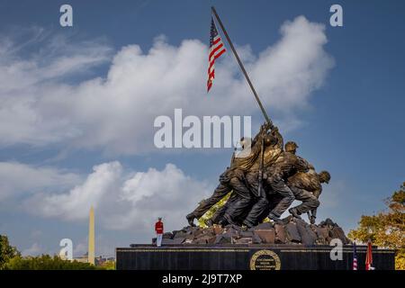 USA, Virginia, Arlington. Iwo Jima Memorial, Sunset Parade che consiste in una rappresentazione del tamburo e del corpo di Bugle 'il comandante', il ma degli Stati Uniti Foto Stock