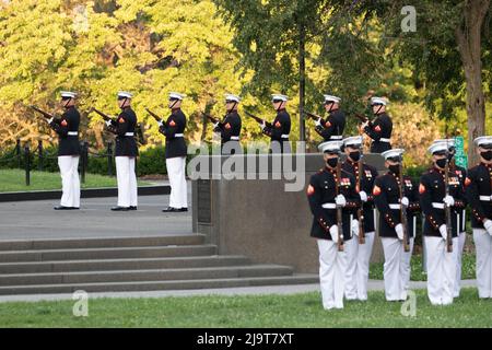 USA, Virginia, Arlington. Iwo Jima Memorial, Sunset Parade che consiste in una rappresentazione del tamburo e del corpo di Bugle 'il comandante', il ma degli Stati Uniti Foto Stock