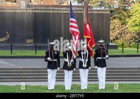 USA, Virginia, Arlington. Iwo Jima Memorial, Sunset Parade che consiste in una rappresentazione del tamburo e del corpo di Bugle 'il comandante', il ma degli Stati Uniti Foto Stock
