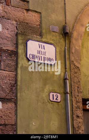 Una delle strade del centro storico di Lucca, Italia Foto Stock