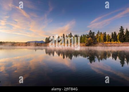 Tranquilla scena autunnale lungo Snake River, Grand Teton National Park, Wyoming Foto Stock