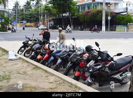 Nha Trang, Vietnam - 16 maggio 2022: Parcheggio per motociclette a pedaggio a Nha Trang Foto Stock