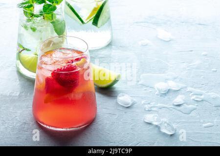 Cocktail estivi. Bevande fredde con frutta fresca. Mocktails sani. Bicchieri di limonata con ghiaccio, con spazio copia Foto Stock