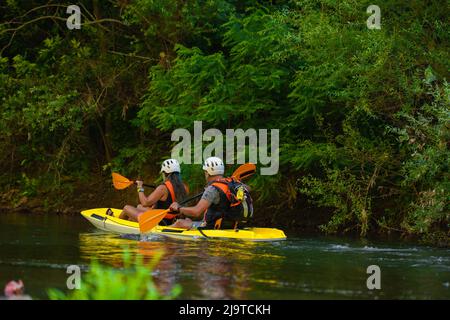 La coppia bella e anziana sta kayak insieme nel fiume foresta Foto Stock