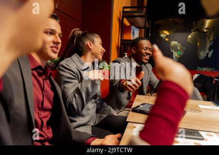 Gruppo di gente di busniess multirazziale sta ridendo e godendo il loro tempo Foto Stock