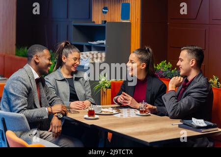 Gruppo di gente di busniess multirazziale sta ridendo Foto Stock