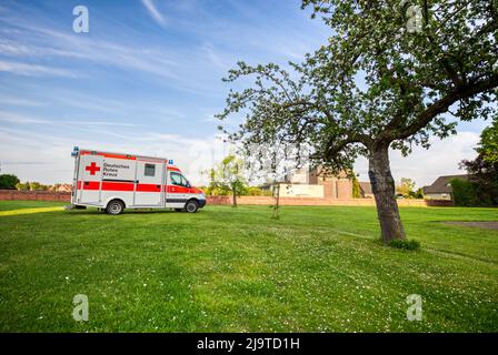 Landesbergen, Germania. 11 maggio 2022: Ambulanza della Croce Rossa tedesca. La Croce Rossa tedesca (in tedesco: Deutsches Rotes Kreuz è la Croce Rossa nazionale Foto Stock