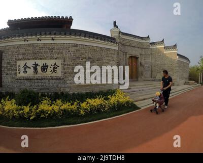 (220525) -- CANGZHOU, 25 maggio 2022 (Xinhua) -- i cittadini camminano oltre il cortile di un'antica accademia lungo il Canal Grande nella città di Cangzhou, nella provincia di Hebei della Cina settentrionale, 24 maggio 2022. (Xinhua/Luo Xuefeng) Foto Stock