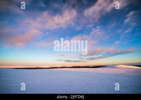 Avvicinandosi alla remota biblioteca Karhu-Korhonen (vista nella foto) al Parco Nazionale Lemmenjoki, Inari, Lapponia, Finlandia Foto Stock