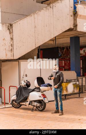 L'uomo d'affari anziano e bello si prepara per la sua moto Foto Stock