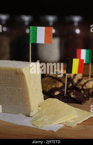 Formaggio irlandese con cioccolato belga e amaretti di cocco italiani in cucina rustica Foto Stock